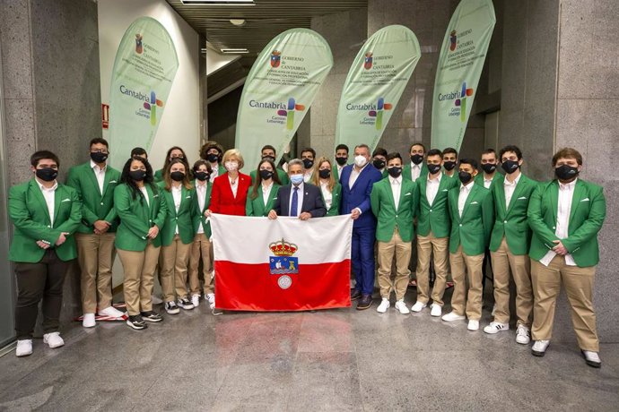 El presidente de Cantabria, Miguel Ángel Revilla, y la consejera de Educación y Formación Profesional, Marina Lombó, mantienen un encuentro con los alumnos que participarán en los campeonatos nacionales de FP 'Spainskills'