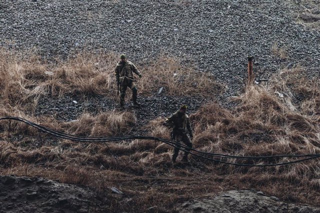El 2 de marzo de 2022, dos soldados descendieron de una colina en Kiev, Ucrania.