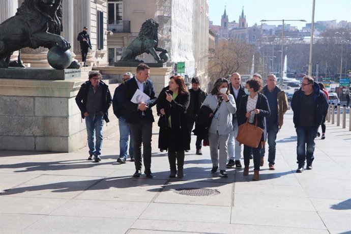 Juan Antonio Delgado y concejalas de Unidas Podemos en la Bahía de Cádiz con el comité de empresa de Navantia Puerto Real en febrero.