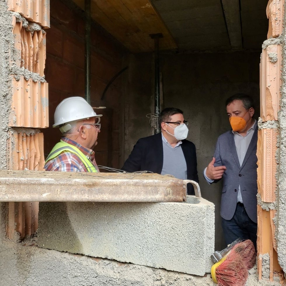 Delgado junto al alcalde de Terque, José Nicolás Ayala, en la obra de la futura sede municipal de la comunidad de regantes