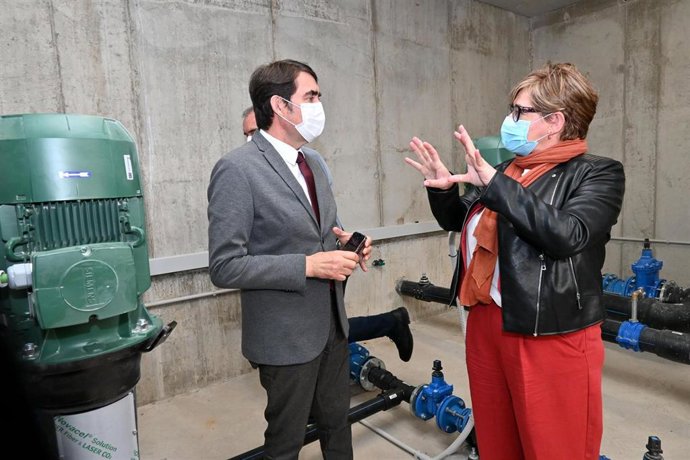 Suárez-Quiñones durante la visita al nuevo sistema de abatecimiento de Lastras de Cuéllar.