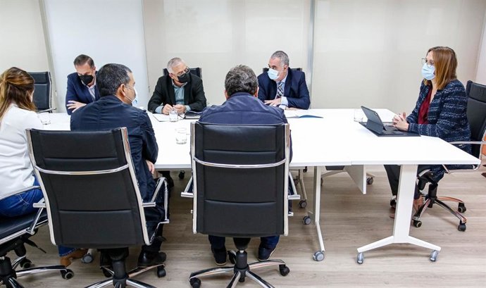 Imagen de la reunión que han mantenido las Asociaciones de Residencias de la Región de Murcia con la vicepresidenta y consejera, Isabel Franco, y  con el Gerente del IMAS, Raúl Nortes