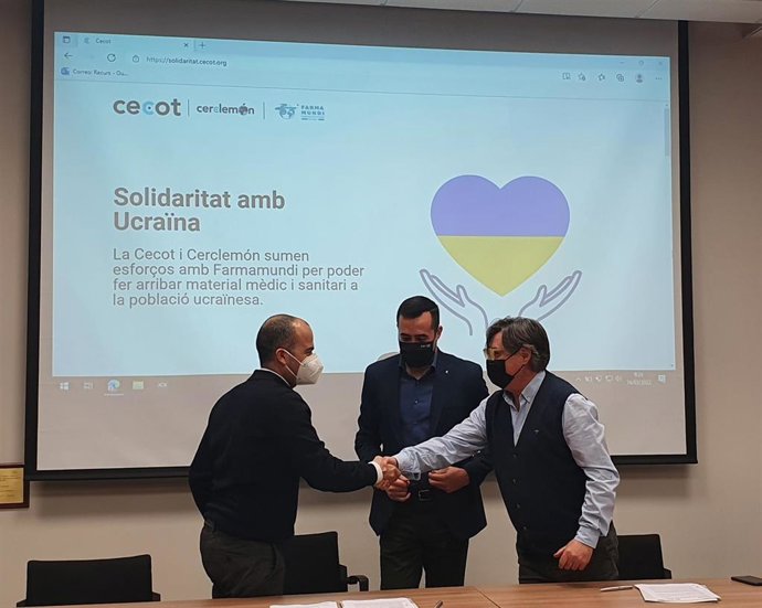 El secretario general de Cecot, Oriol Alba, el presidente de la comisión solidaria CercleMón (Círculo Cecot de Jóvenes Empresarios), Santi Ventalló, y el presidente de Farmamundi, Ricard Troiano, en la firma del convenio