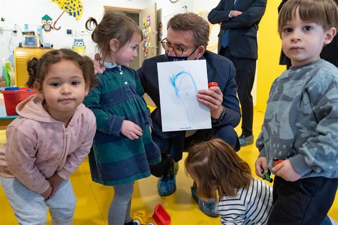 El presidente de la Xunta, Alberto Núñez Feijóo, visita la escuela infantil de Santa Susana.