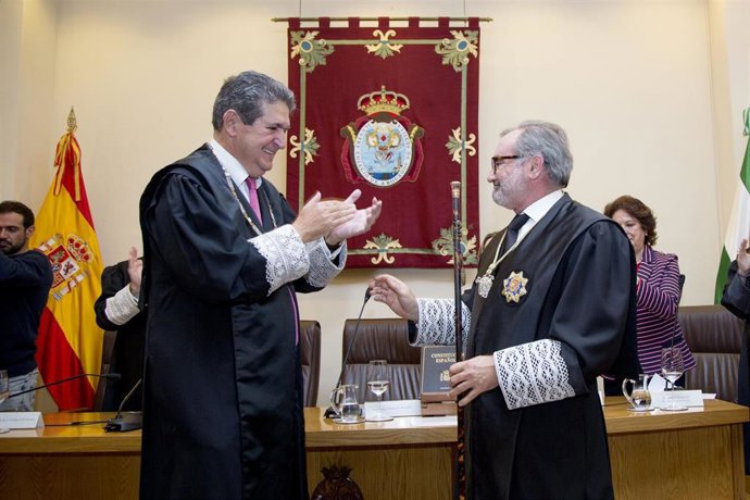 Archivo - Acto de toma de posesión del nuevo decano del Colegio de Abogados de Sevilla, Óscar Cisneros.