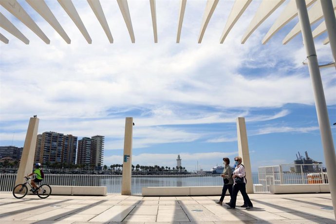 Archivo - Mujeres pasean por el Muelle de Málaga 