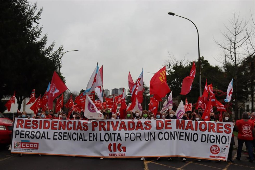 Manifestación en Santiago de las trabajadoras de residencias privadas