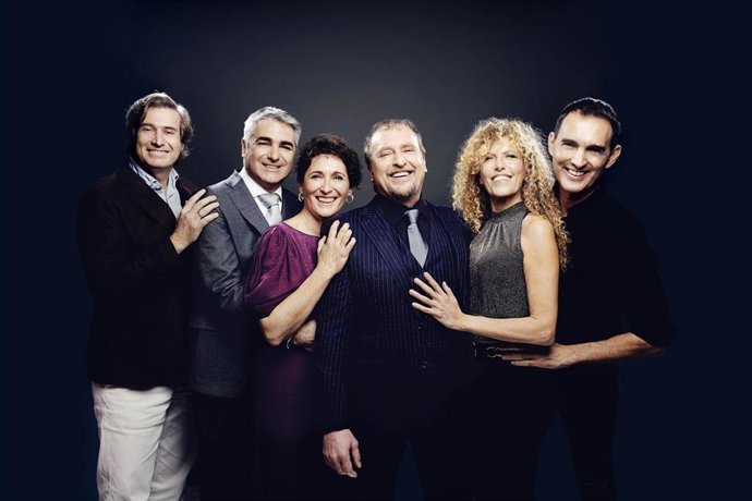 El filósofo Javier Gomá, junto al reparto de su obra 'El peligro de las buenas compañías'