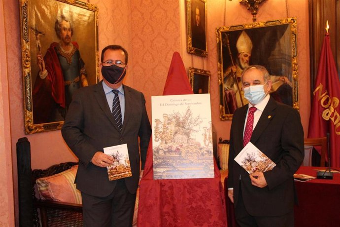 El delegado de Gobernación, Fiestas Mayores y Área Metropolitana, Juan Carlos Cabrera (primero por la izquierda), en la presentación del libro 'La Crónica del III Domingo de Septiembre'.