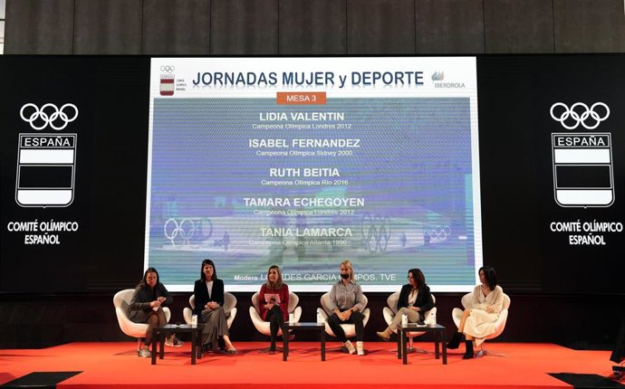 De izda a dcha: Támara Echegoyen, Ruth Beitia, María José Hostalrich, Lidia Valentín, Isabel Fernández y Tania Lamarca