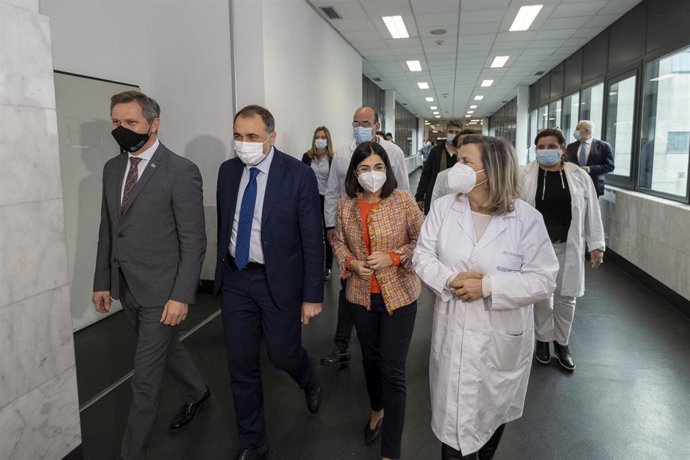 El delegado del Gobierno en Galicia, José Miñones (1i); el conselleiro de Sanidade da Xunta, Julio García Comesaña (2i); y la ministra de Sanidad, Carolina Darias (2d), durante su visita al Hospital Clínico Universitario de Santiago, a 16 de marzo de 20