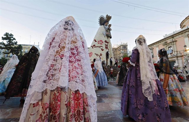 Archivo - Imagen de archivo de varias falleras durante una ofrenda a la Virgen de los Desamparados en València.  
