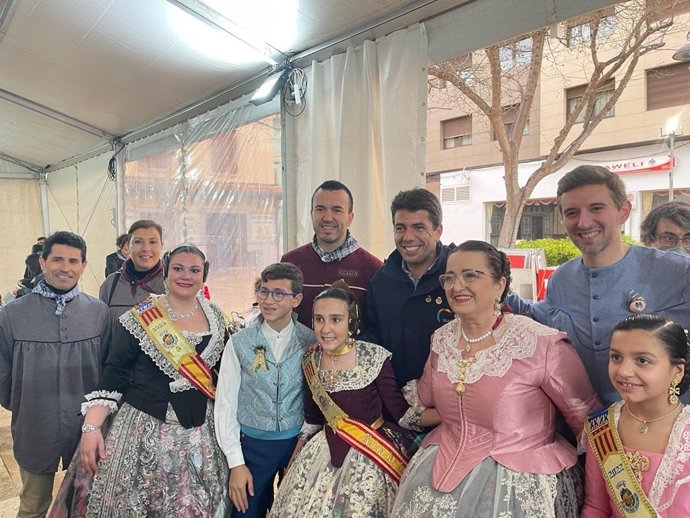 El presidente del PPCV, Carlos Mazón, visita las fallas en Gandía