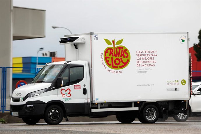 Archivo - Un camión de Frutas Eloy llega a Mercamadrid