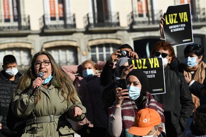 Varias personas, con pancartas que rezan 'Luz Ya', se manifiestan para exigir contratos de luz para La Cañada Real, en la Puerta Del Sol