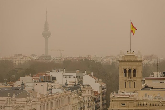 Calima desde la terraza del Círculo de Bellas Artes, a 15 de marzo de 2022, en Madrid (España). Madrid se ha despertado la mañana de hoy con un fenómeno meteorológico inusual generado por una elevada cantidad de polvo en suspensión proveniente del Sáhar