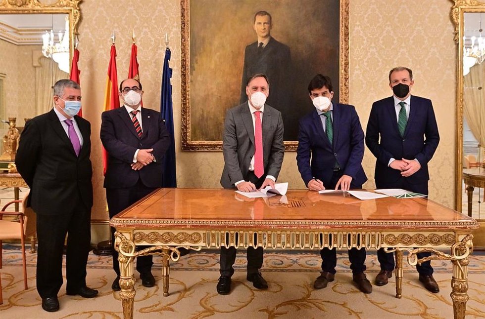 Firma del acuerdo entre Unicaja Banco y Ayuntamiento de Salamanca.