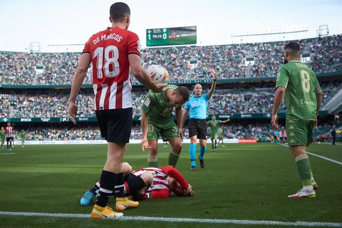 El jugador del Betis Nabil Fekir es expulsado tras dar una patada al futbolista del Athletic Club Iker Muniain en el partido disputado en el Benito Villamarín de LaLiga Santander 2021-2022.