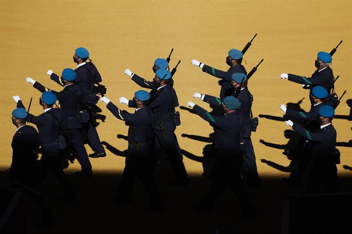 Archivo - Desfile militar para clausurar el acto durante acto de Jura de Bandera para personal civil en la Real Maestranza de Caballería en Sevilla (Andalucía, España)
