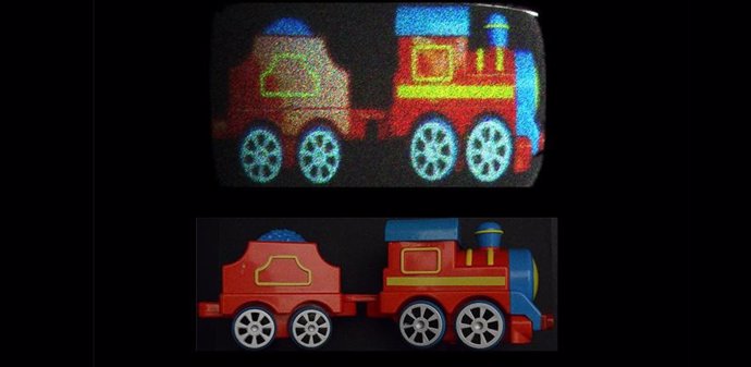 Imágenes holográficas reconstruidas de un tren de juguete (arriba) con holobricks e imagen original capturada por una cámara (abajo)