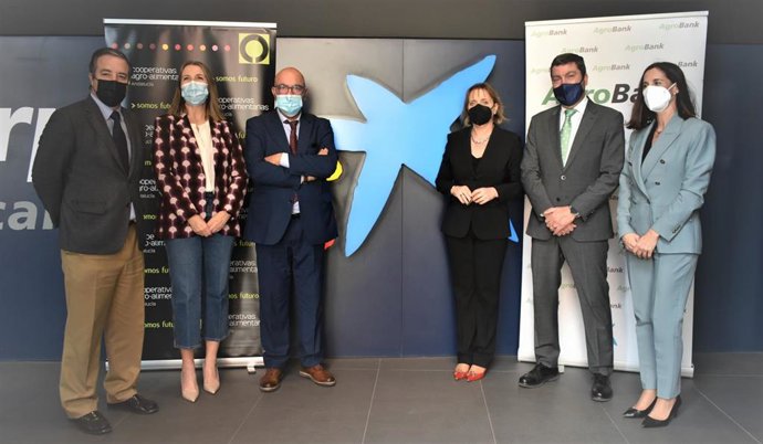 Firma del convenio entre Caixabank Dualiza y Cooperativas Agro-alimentarias de Andalucía para impulsar la FP en el sector agroalimentario