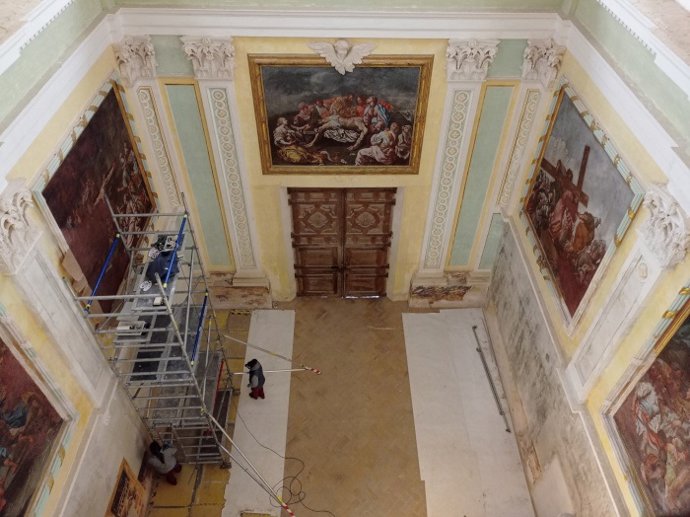 Vista desde los andamios instalados en la iglesia para restaurar las pinturas murales de Bayeu.