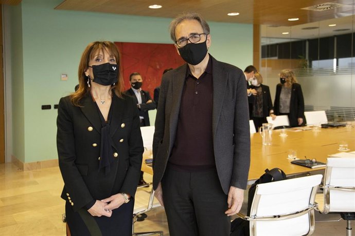 El ministro de Universidades, Joan Subirats, y la rectora de la Universidad del País Vasco (UPV/EHU), Eva Ferreira.