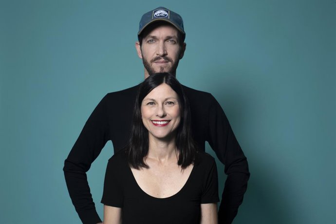El grup format per Helena Miquel i Oscar D'aniello, Delafé y las flores azules
