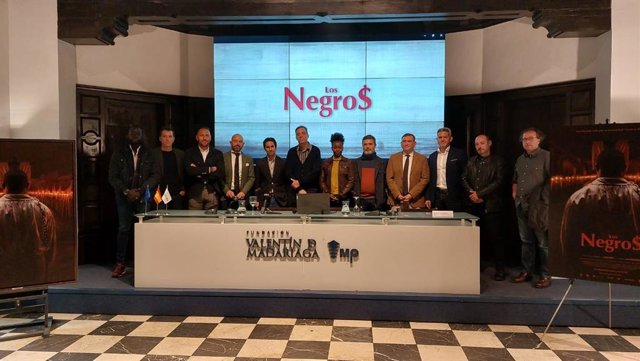 Foto de familia del equipo que ha realizado el documental 'Los Negros', que tiene como origen la hermandad de Los Negritos.
