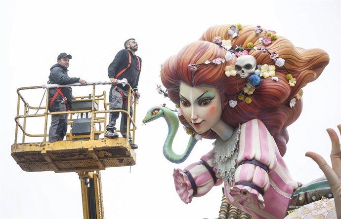 Dos operarios revisan el último montaje de la falla del Pilar para la celebración de las Fallas de Valencia 2022.