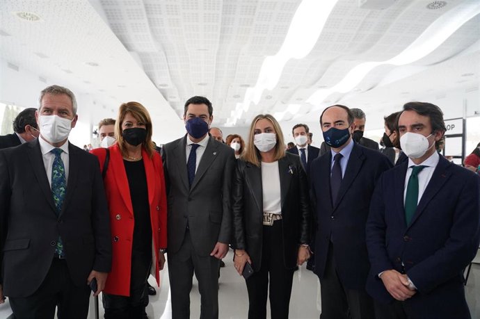 La presidenta Puerto de Huelva, junto al presidente de la Junta de Andalucía, Juanma Moreno, en la jornada.