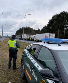 Agentes de la Guardia Civil supervisan la circulación de mercancías en Curtis (A Coruña)