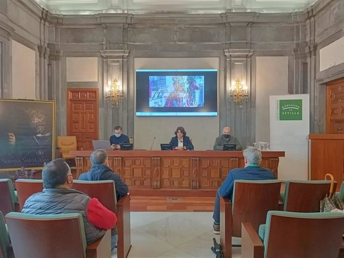 La alcaldesa de Huévar, en el centro, en el acto de presentación del cartel de la Semana Santa de la localidad.