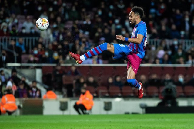Pierre-Emerick Aubameyang intenta un remate en el FC Barcelona-Osasuna de LaLiga Santander 2021-2022