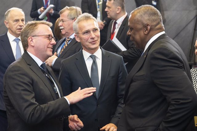 Jens Stoltenberg junto al secretario de Defensa de EEUU, Lloyd Austin, y el ministro sueco, Morten Bodskov