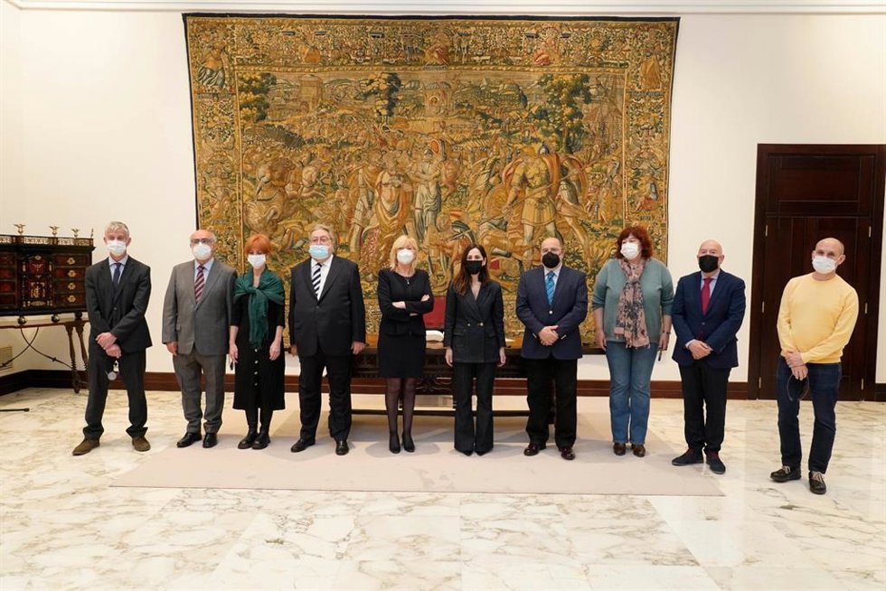 La Mesa del Parlamento Vasco recibe a la defensora del pueblo europeo, Emily OReilly