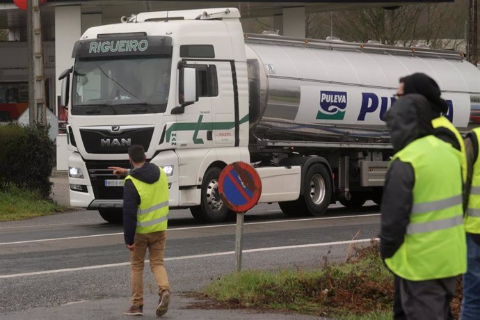 Transportistas forman piquetes en la carretera N-VI en el tercer día de huelga indefinida del transporte de mercancías, a 16 de marzo de 2022, en Rábade, Lugo, Galicia (España). El paro, convocado a nivel nacional por la Plataforma para la Defensa del S