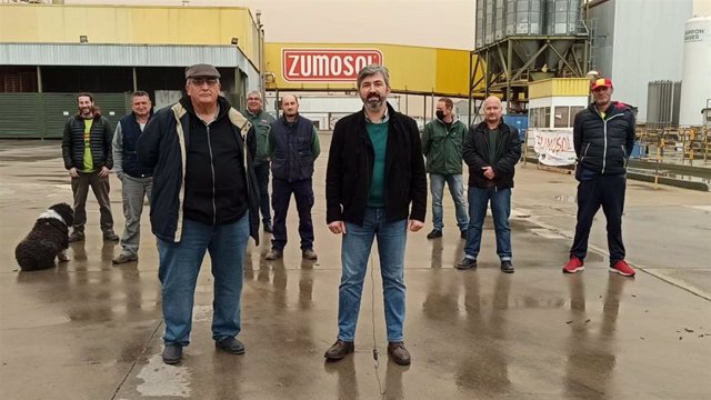 Un momento de la visita de 'Andaluces Levantaos' a los trabajadores de Zumosol.