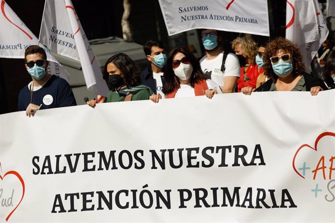 Varias personas con una pancarta en la que se lee: 'Salvemos nuestra atención primaria', durante una manifestación en defensa de la atención primaria, a 12 de marzo de 2022, en Murcia (España).