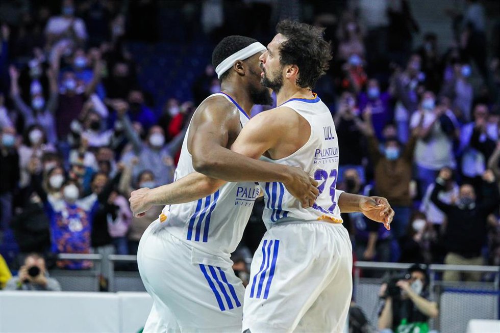 Sergio Llull y Guerschon Yabusele se abrazan durante el Real Madrid-Armani Milan de la Euroliga 2021-2022