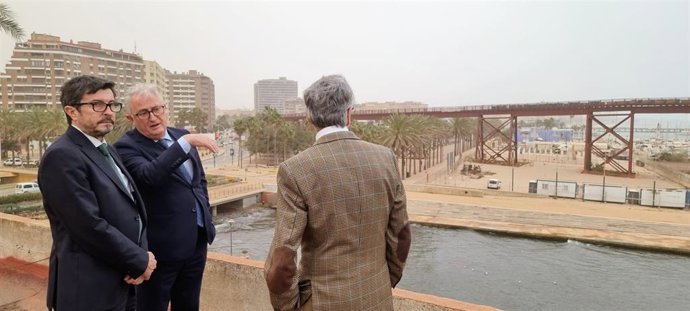 Alvaro Rodríguez junto a Jesús Caicedo en el puerto de Almería