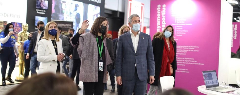 El conseller de Educación, Josep Gonzlez-Cambray, visitando el Saló de l'Ensenyament