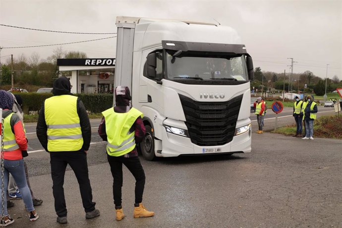 Transportistas forman piquetes en la carretera N-VI en el tercer día de huelga indefinida del transporte de mercancías