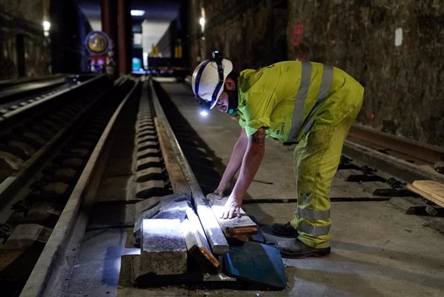 Archivo - Un trabajador, durante las obras de renovación del túnel de Getafe, en la línea C4 de Cercanías Madrid