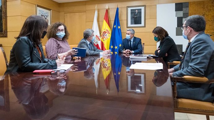 El vicepresidente, Pablo Zuloaga, y la consejera de Presidencia, Paula Fernández, se reúnen con el decano del Colegio de Abogados de Cantabria.