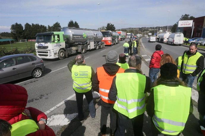 Varios transportistas participan en una huelga indefinida del transporte de mercancías, en el Polígono de O Ceao