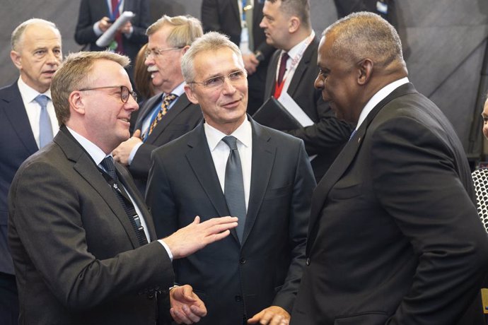 HANDOUT - 16 March 2022, Belgium, Brussels: NATO Secretary General Jens Stoltenberg (C)stands with USSecretary of Defence Lloyd Austin and Swedish Minister of Defence Morten Bodskov (L), before the start of the extraordinary meeting of NATO Ministers 