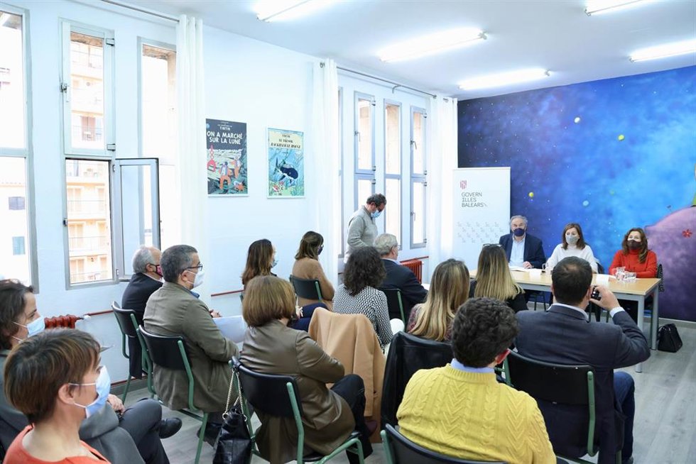 Reunión de la presidenta del Govern, Francina Armengol, y el conseller de Educación, Francina Armengol, con representantes del Consejo Escolar.