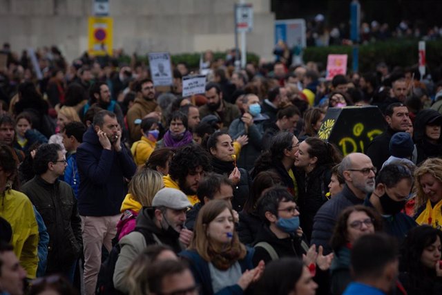 Varios manifestantes, con pancartas y banderas sindicales, marchan desde la estació de Sants, durante el segundo día de huelga educativa en Cataluña, a 16 de marzo de 2022, en Barcelona, Catalunya (España). Organizada por los sindicatos educativos Ustec·S