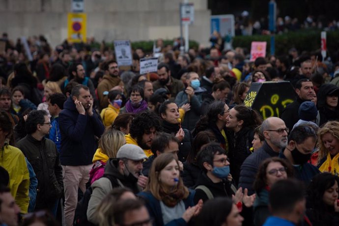 Varios manifestantes, con pancartas y banderas sindicales, marchan desde la estació de Sants, durante el segundo día de huelga educativa en Cataluña, a 16 de marzo de 2022, en Barcelona, Catalunya (España). Organizada por los sindicatos educativos Ustec